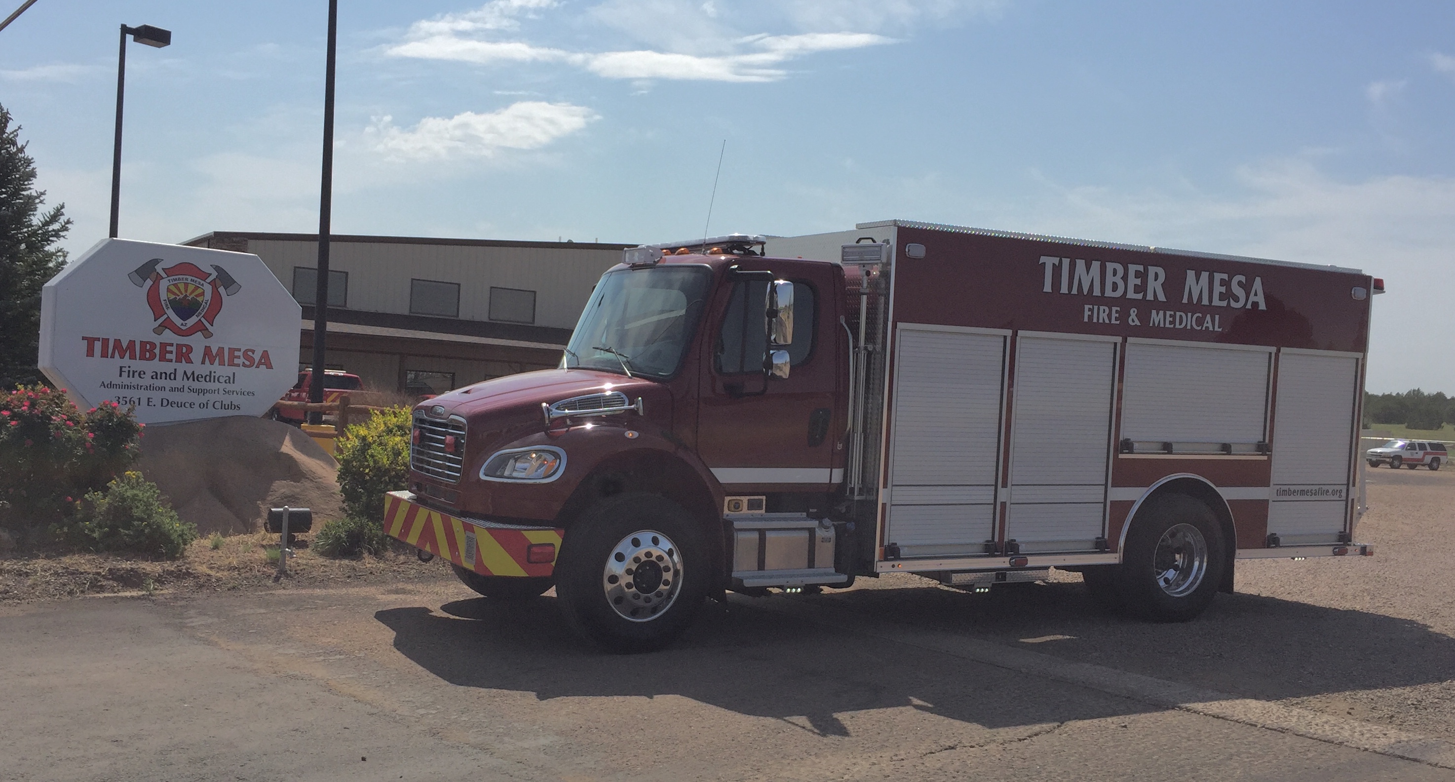 Walk-around rescue truck